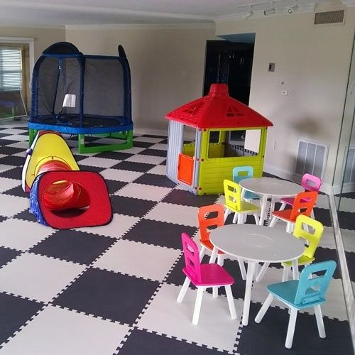 Overdekte speelruimte met trampoline, glijbaan, speelhuisje en kindertafels