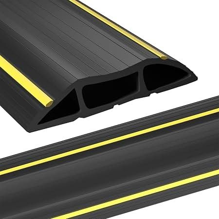 Zwarte kabelbrug met gele markeringen voor bescherming van stroomkabels